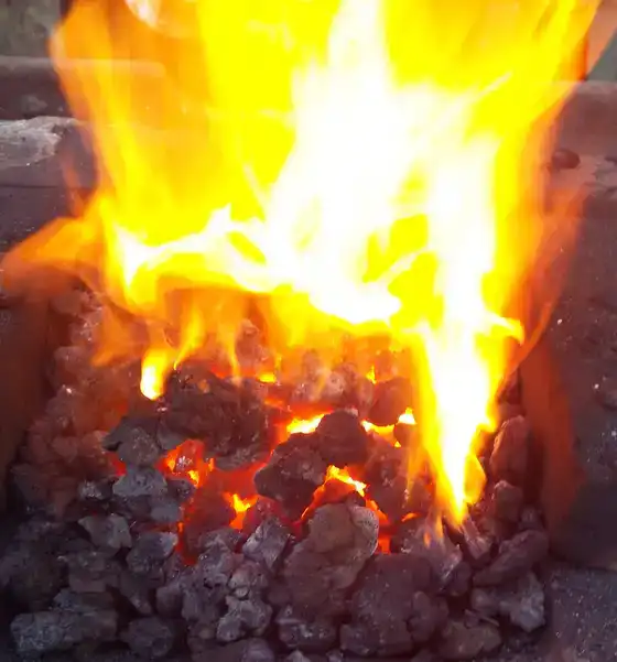 Feu de forge au coke — chaleur pour le travail de l’acier