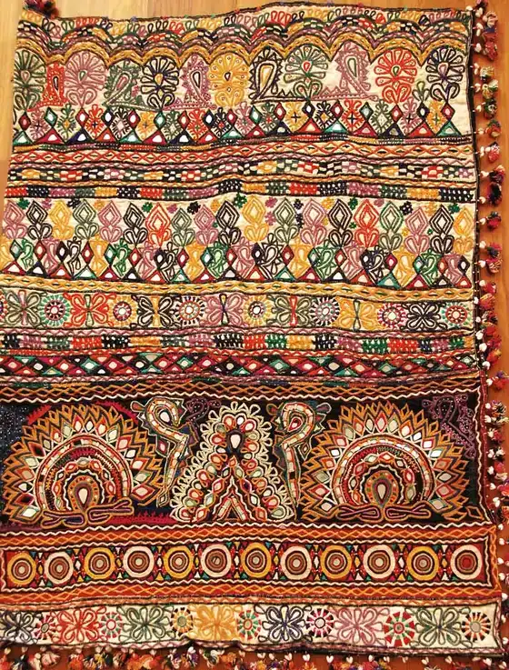 Broderie Kutch avec miroirs et soie